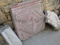 Suskilę akmenys su raižiniais prie Šv Nikalojaus bažnyčios Myra